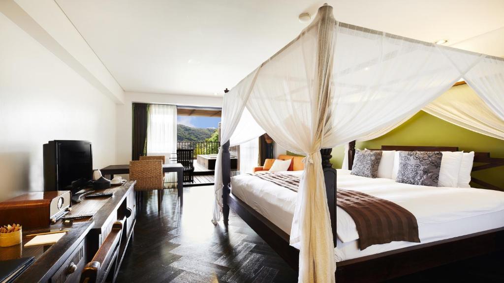 Relax Resort Hotel Canopy Bedroom