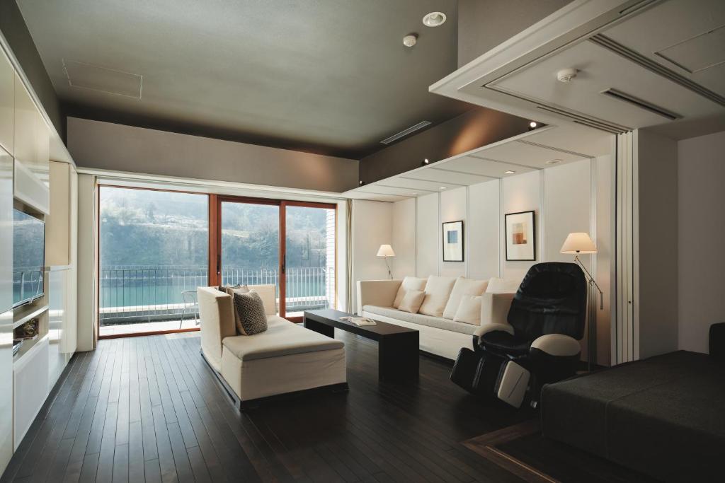 River Retreat Garaku Modern Suite
