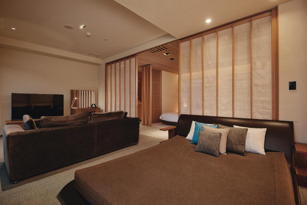 River Retreat Garaku Modern Suite