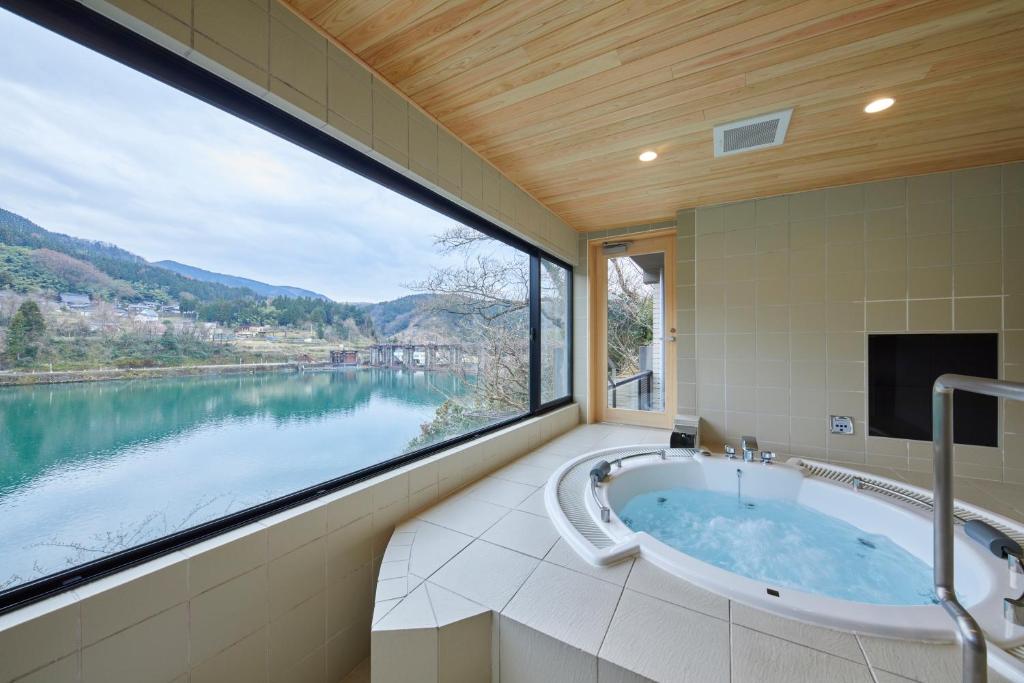 River Retreat Garaku Riverside Bath
