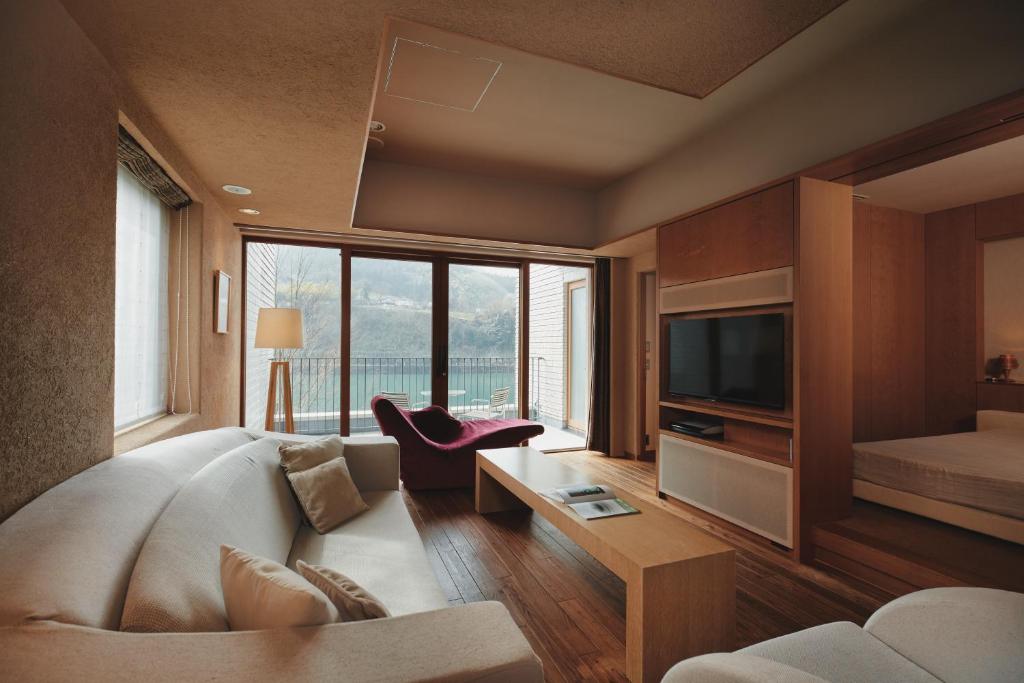 River Retreat Garaku Suite Living Room