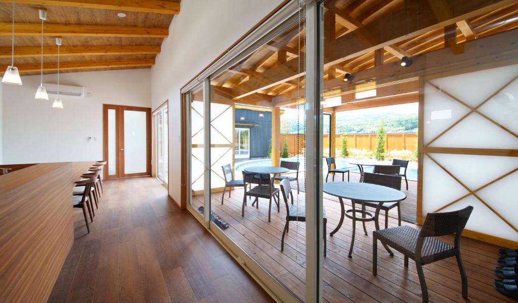 Rurinohama Wooden Deck Lounge