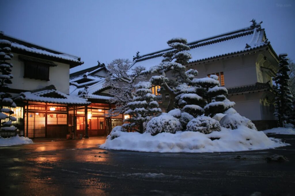 Ryokan Hanaya Snowy Exterior