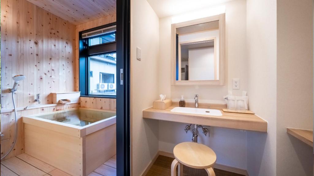 Ryokan Nakamatsuya Private Bathroom