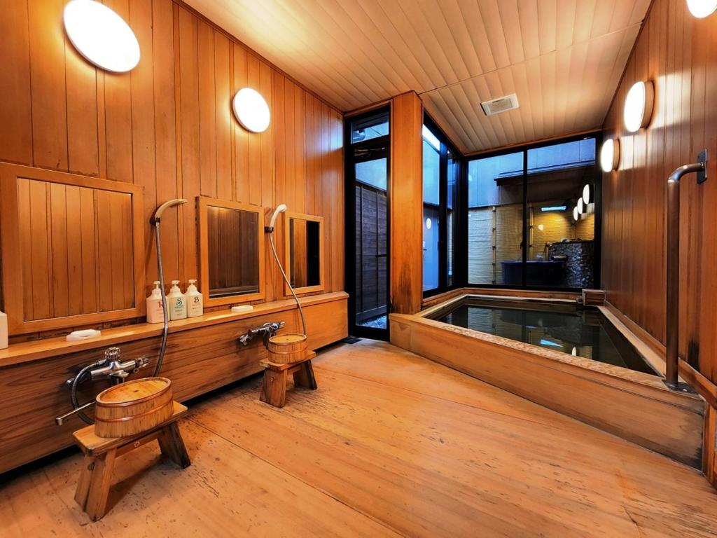 Ryokan Tanabe Wooden Onsen Bath