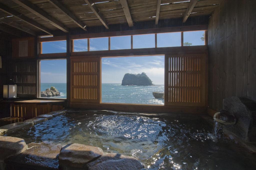 Ryokan Umibe No Kakureyu Seiryu Ocean View Onsen