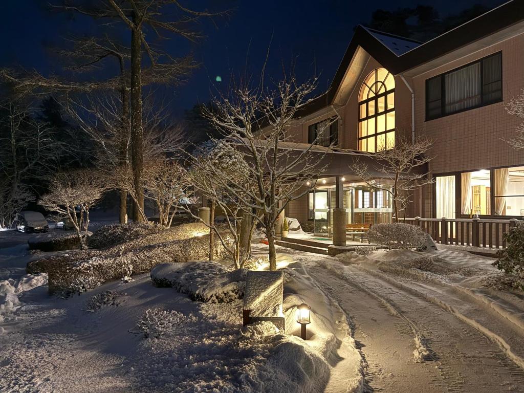 Sansui Resorts Yamanakako Snowy Exterior Night