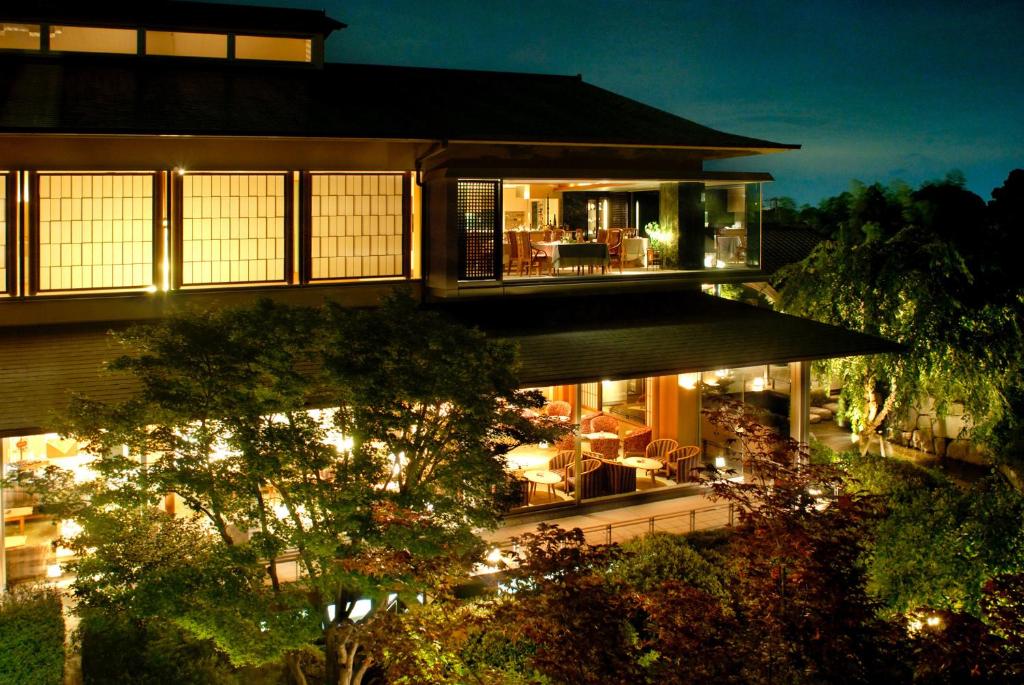 Seizan Yamato Ryokan Exterior Night