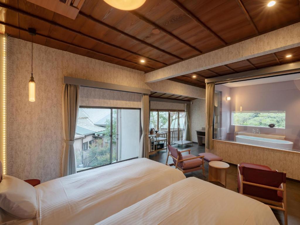 Sen Yugawara Bedroom With Open Bath