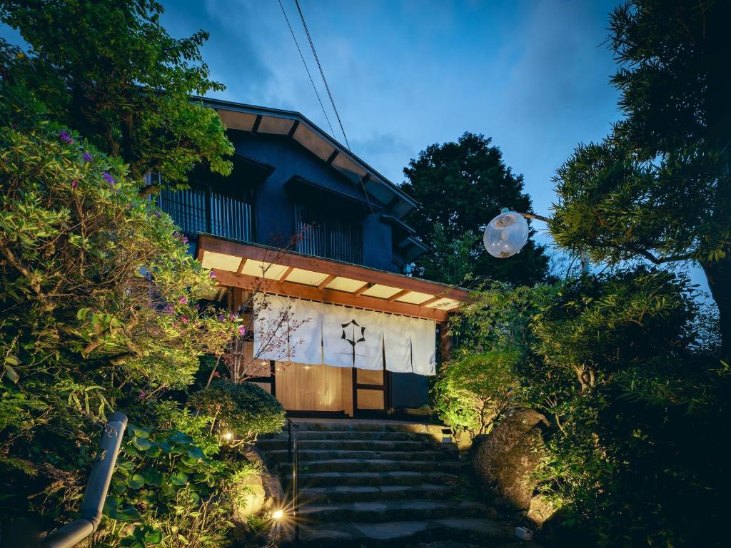 Sen Yugawara Ryokan Entrance