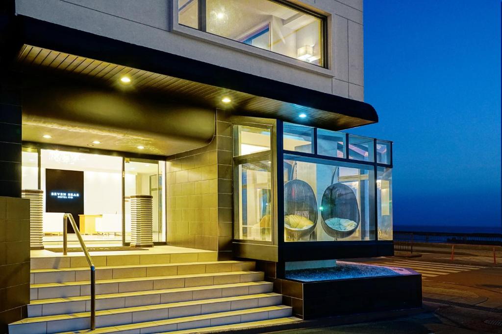 Seven Seas Hotel Entrance Exterior