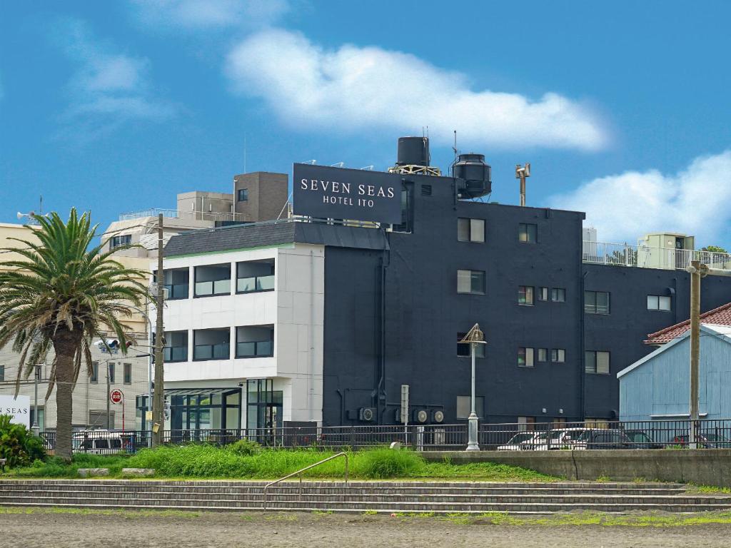 Seven Seas Hotel Exterior