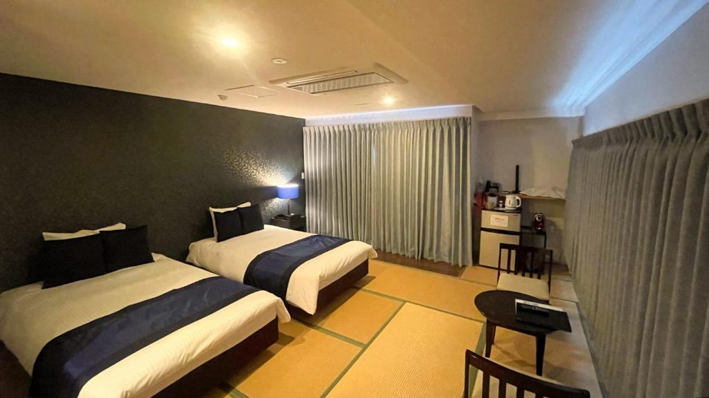 Seven Seas Hotel Tatami Room