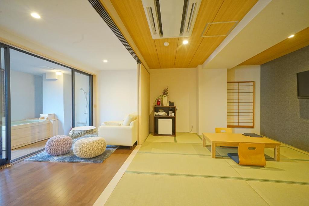 Seven Seas Hotel Tatami Room