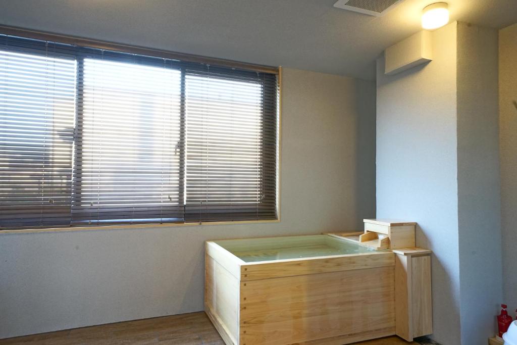 Seven Seas Hotel Wooden Bath