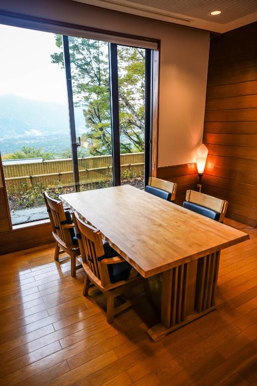 Shichifukuso Dining Room With Mountain View