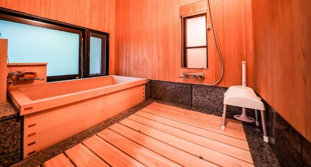 Shichifukuso Wooden Bath Room