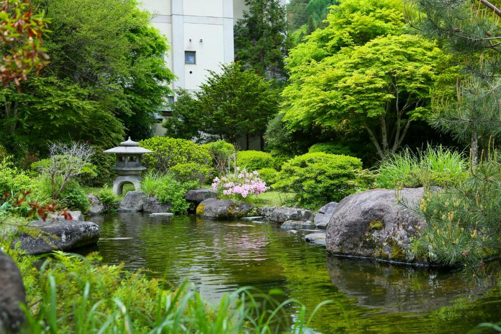 Shinshus Kakeyu Onsen Japanese Garden Pond