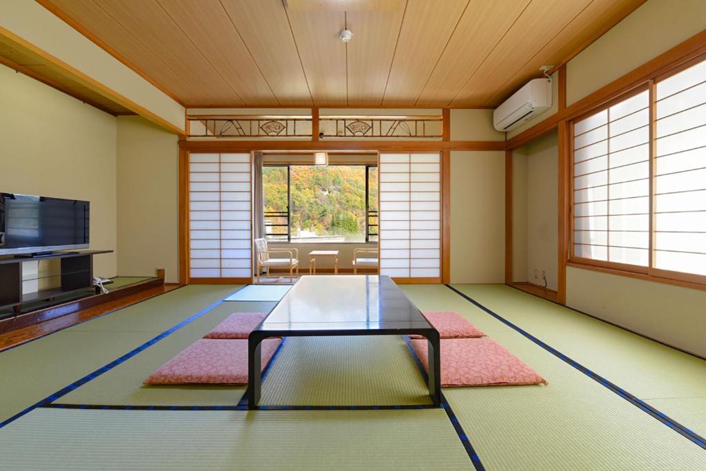 Shinshus Kakeyu Onsen Tatami Room