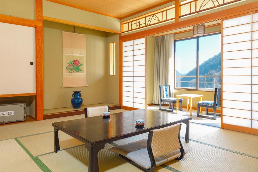 Shinshus Kakeyu Onsen Tatami Room