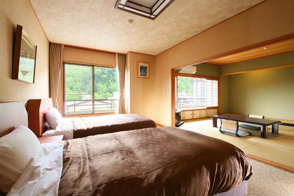 Shinshus Kakeyu Onsen Tatami Room