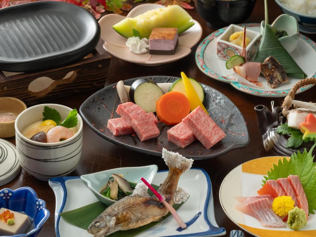 Shirahone Onsen Tsuruya Ryokan Kaiseki Meal
