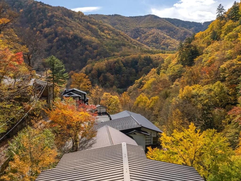 Shirahone Onsen Tsuruya Ryokan Mountain View