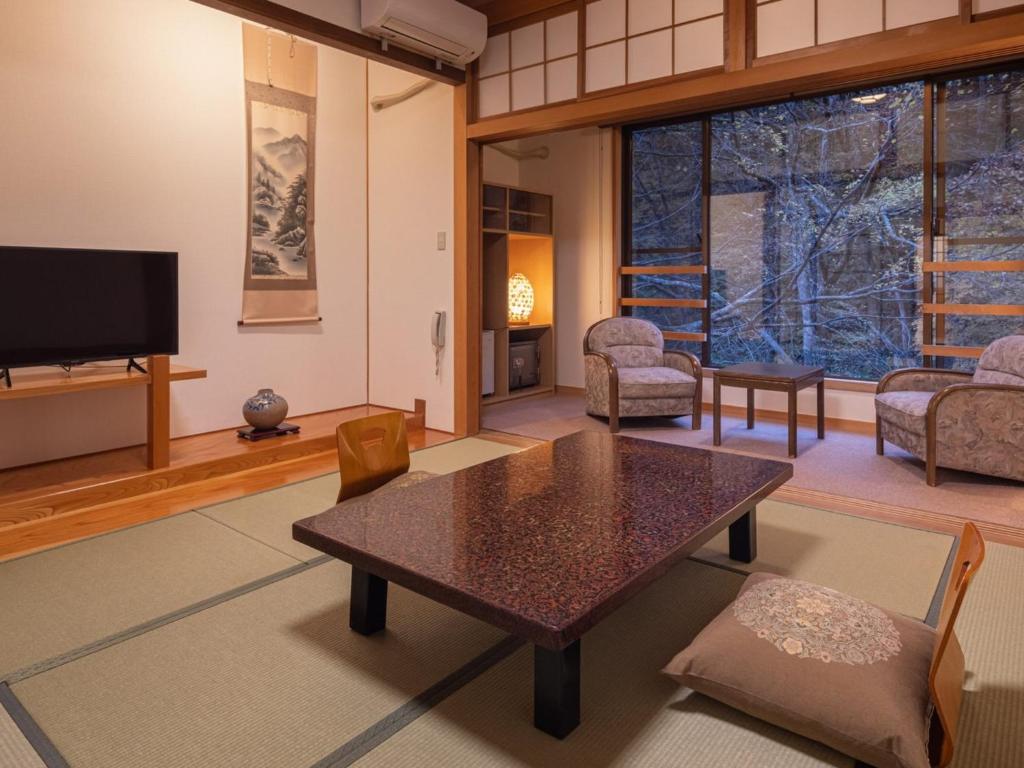 Shirahone Onsen Tsuruya Ryokan Tatami Room