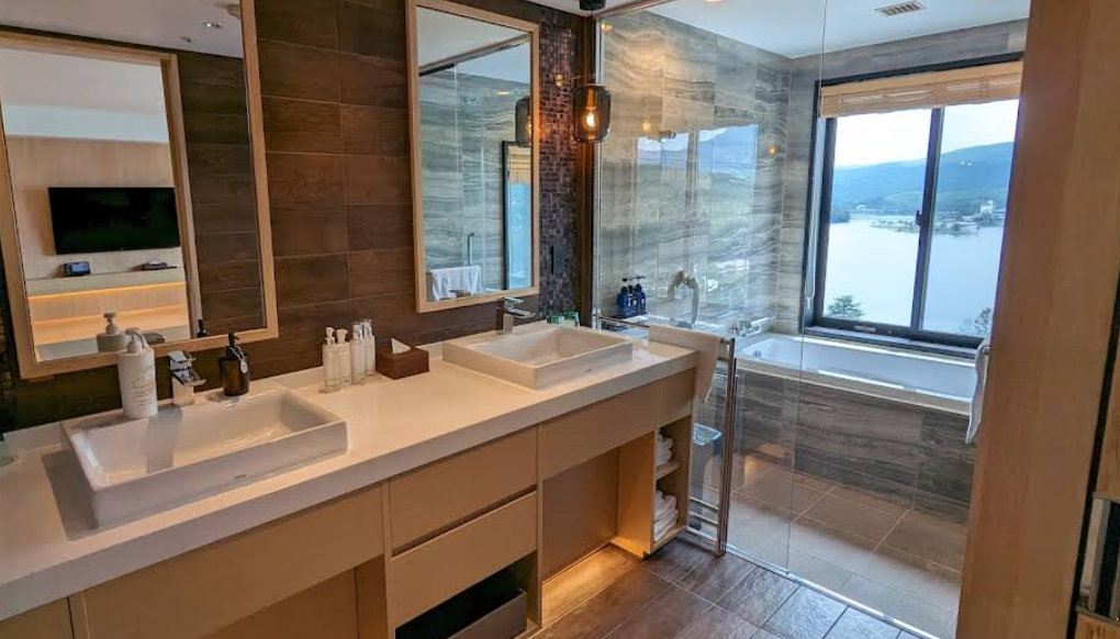 Shirakaba Resort Ikenotaira Hotel Bathroom Lake View