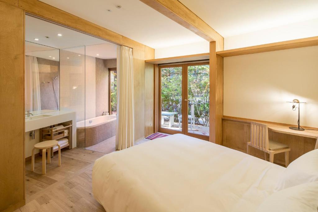 Shishi Iwa House Karuizawa Bedroom Bath
