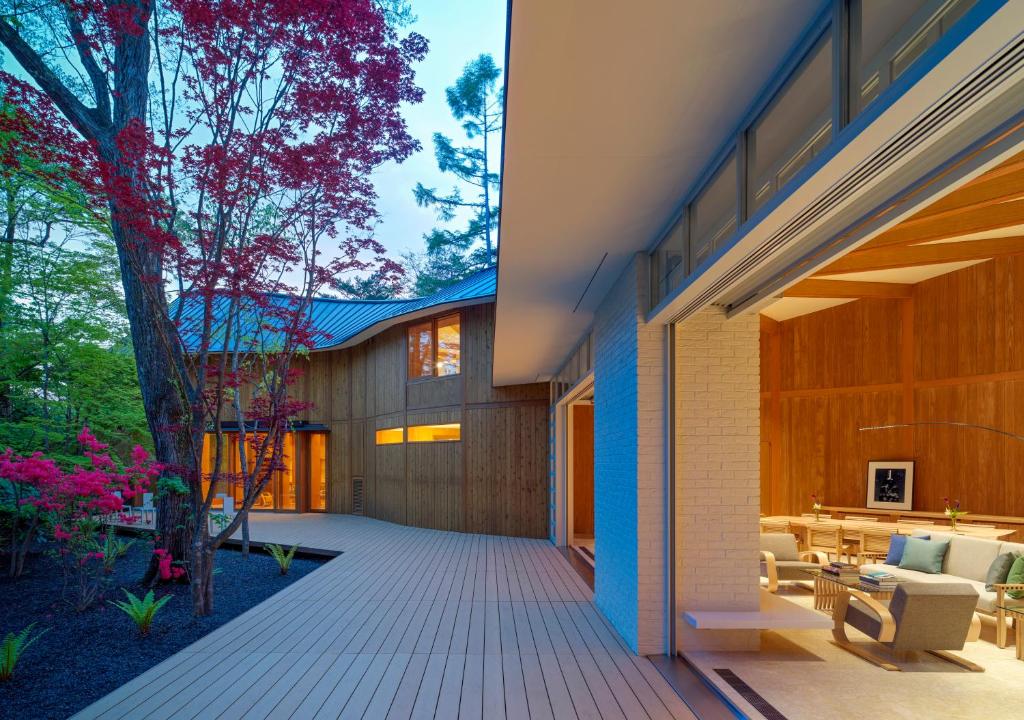 Shishi Iwa House Karuizawa Courtyard Exterior