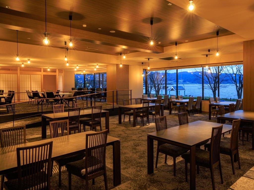 Suhaku Ryokan Lakeside Dining Room