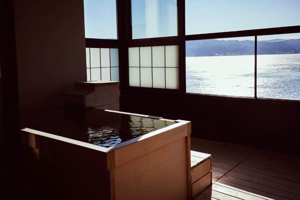 Sui Suwako Lakeview Bath
