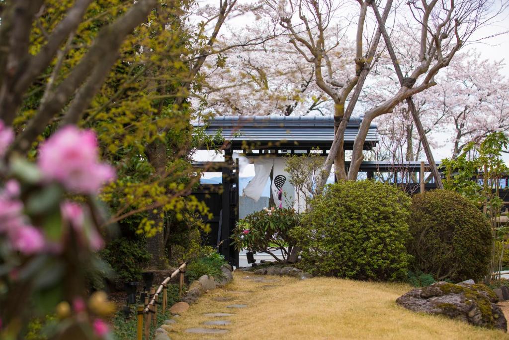 Sui Suwako Ryokan Garden Entrance