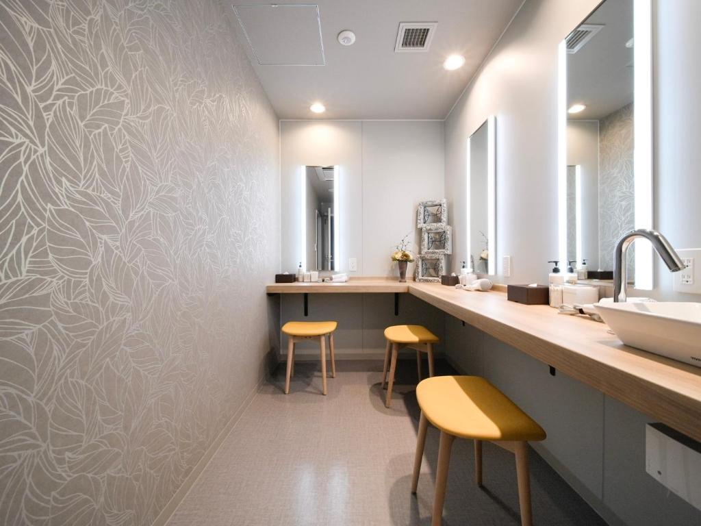 Super Hotel Premier Ikebukuro Natural Hot Spring Vanity Room