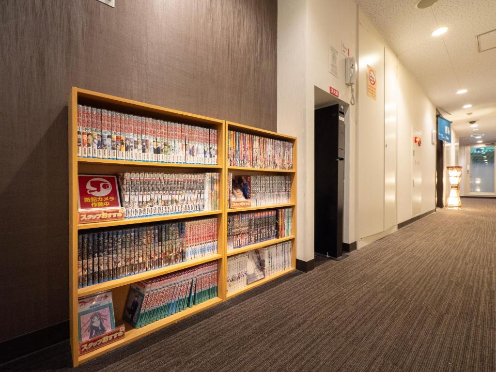 Super Hotel Shinjuku Kabukicho Manga Bookshelf Hallway