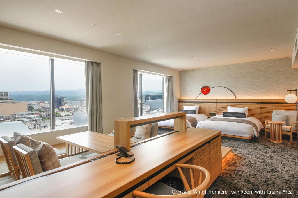 Takayama Green Hotel Premiere Twin Room Tatami Area