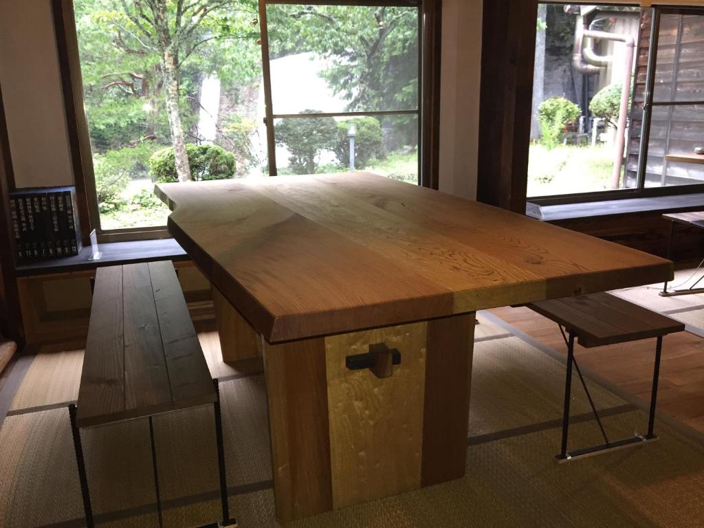Takimi House Wooden Table Room