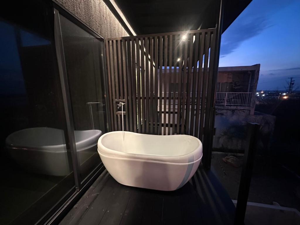 The Cape Outdoor Bathtub