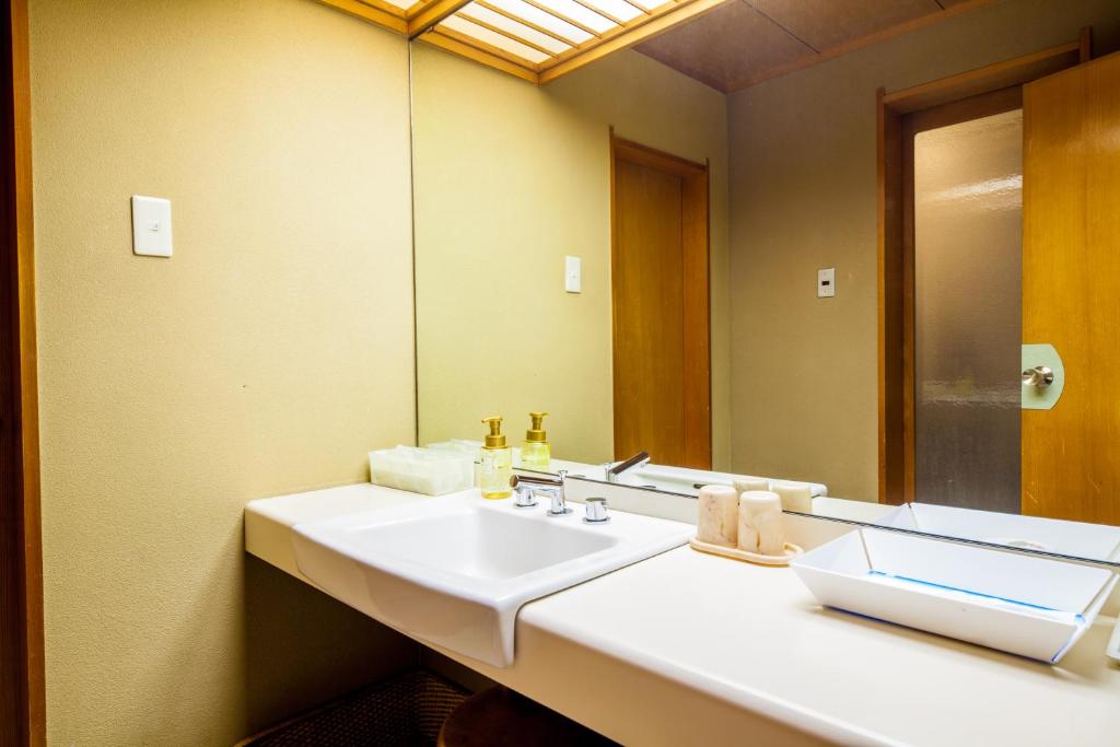 Tokigasane Washroom Sink