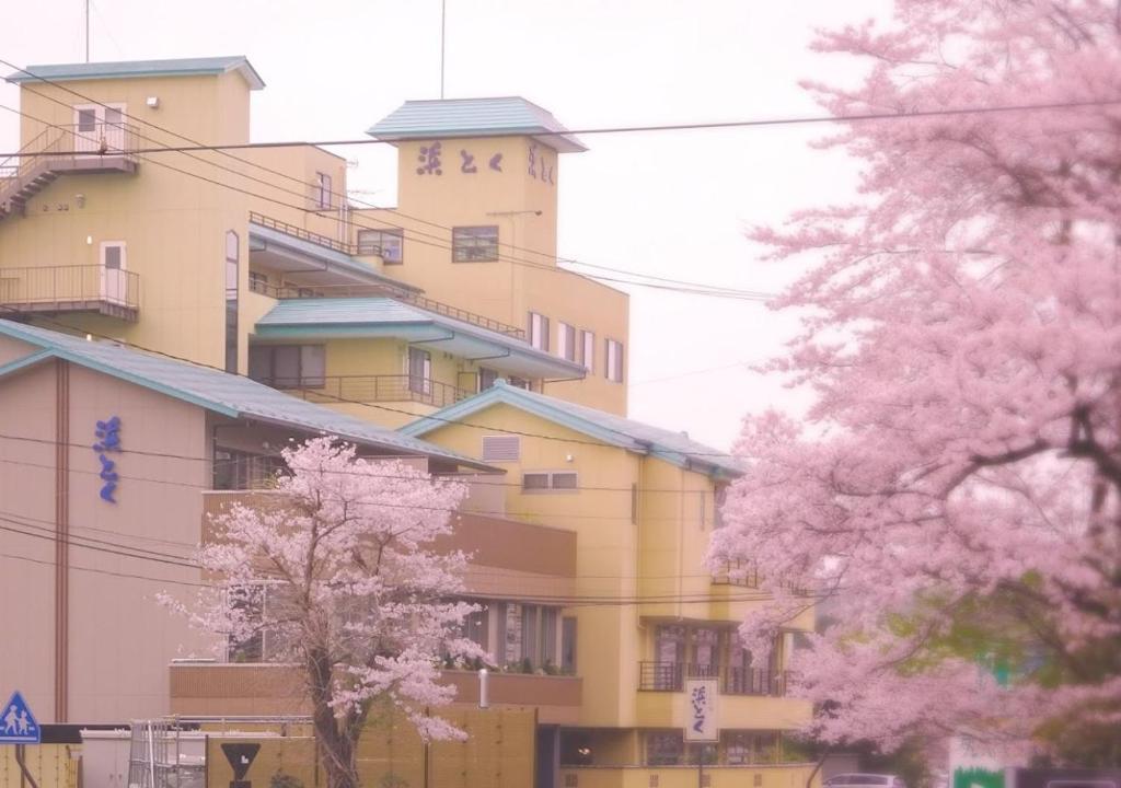 Tokiwa No Yado Hamatoku Ryokan Exterior Cherry Blossoms
