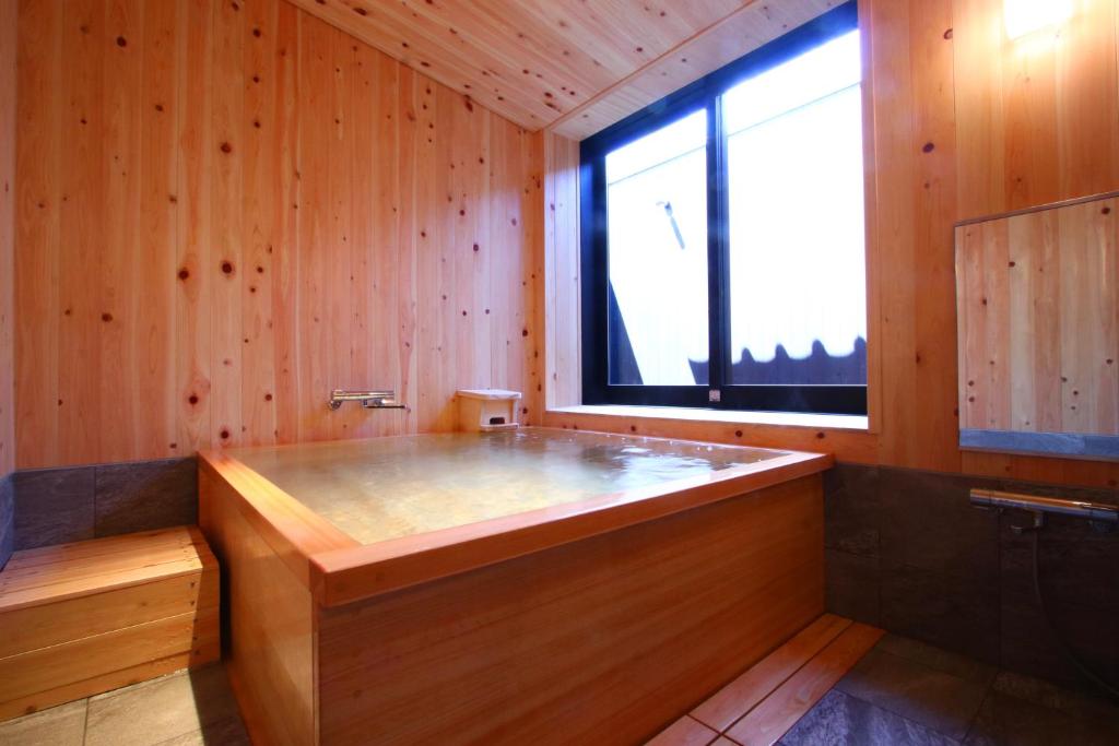 Tokugawa No Okuzashiki Kunoyado Liberty Resort Wooden Bath