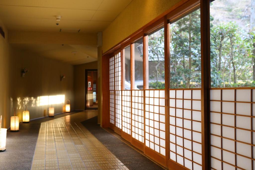 Tsubaki Ryokan Shoji Corridor