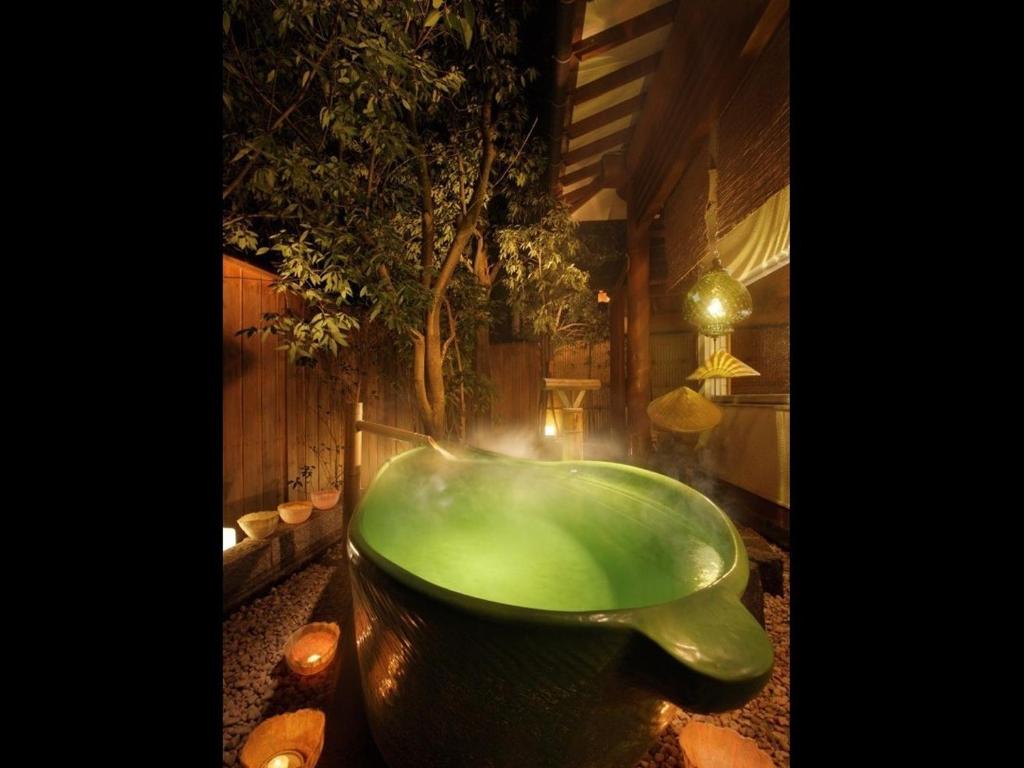 Tsukinoike Open Air Bath