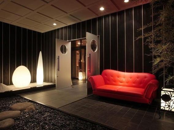 Tsukinoike Red Sofa Lounge
