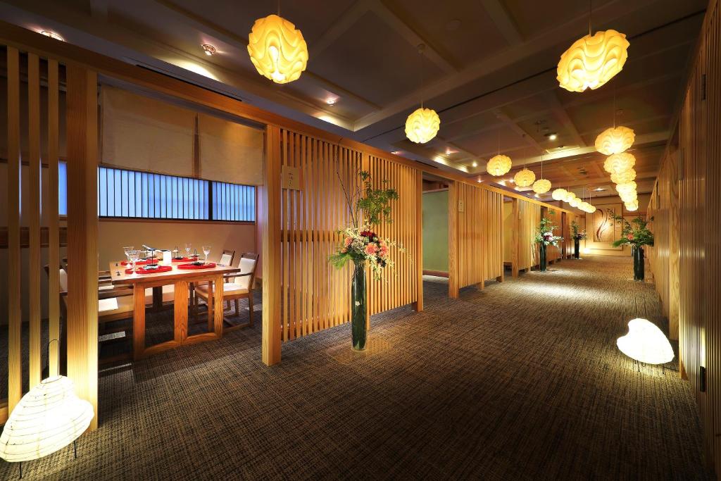Tsukinoike Ryokan Dining Corridor