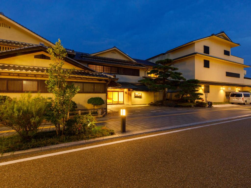 Tsuruya Ryokan Exterior Night
