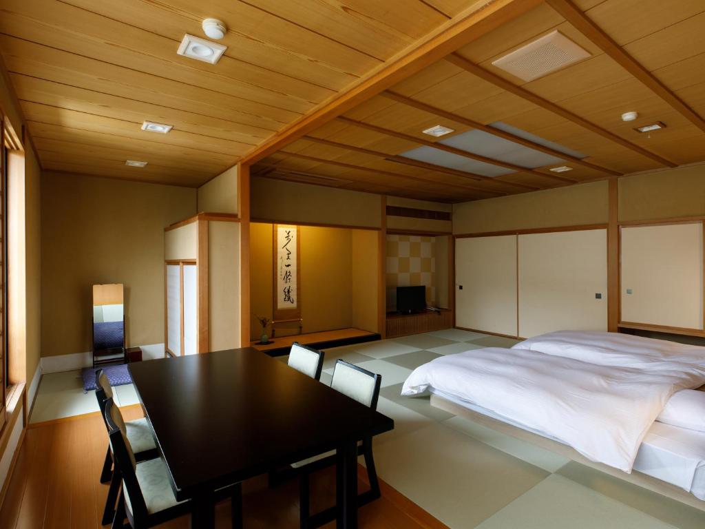 Tsuruya Tatami Room