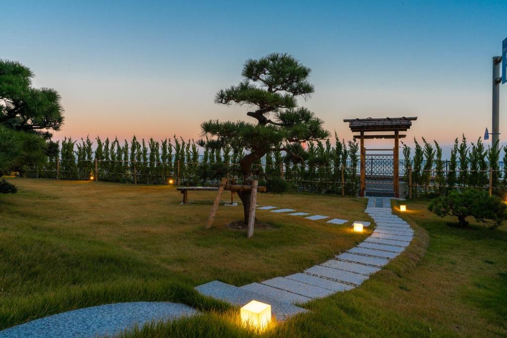 Ushiogumo Garden Path