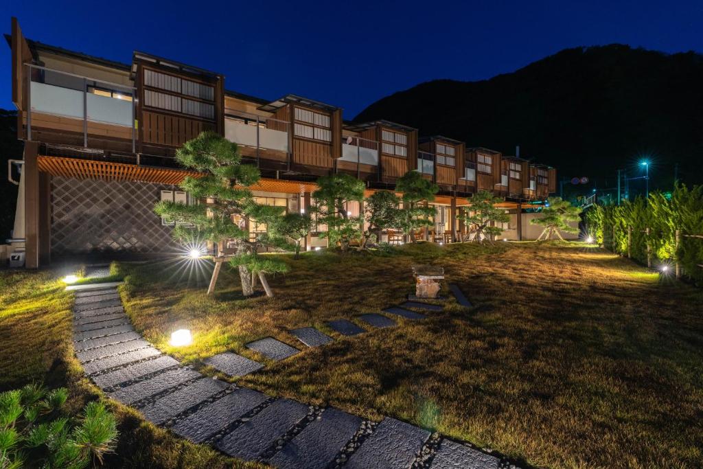 Ushiogumo Ryokan Exterior Night
